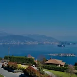 Il Lago E La Collina