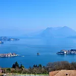 Il Lago E La Collina